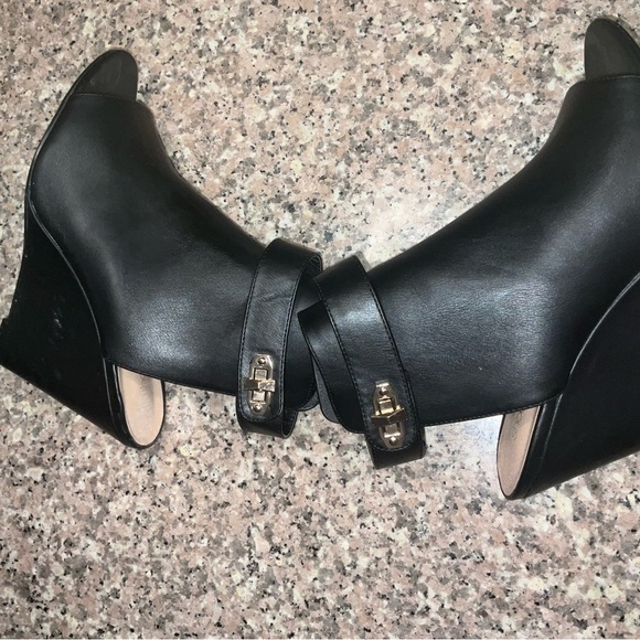 Beautiful Black and Gold Open Toe Leather Wedge - Picture 5 of 6